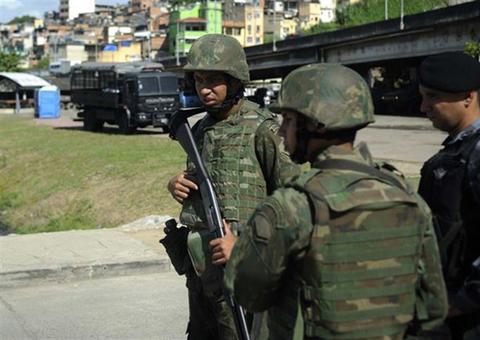 Militares do Exército trocam tiros com criminosos durante patrulhamento em favela