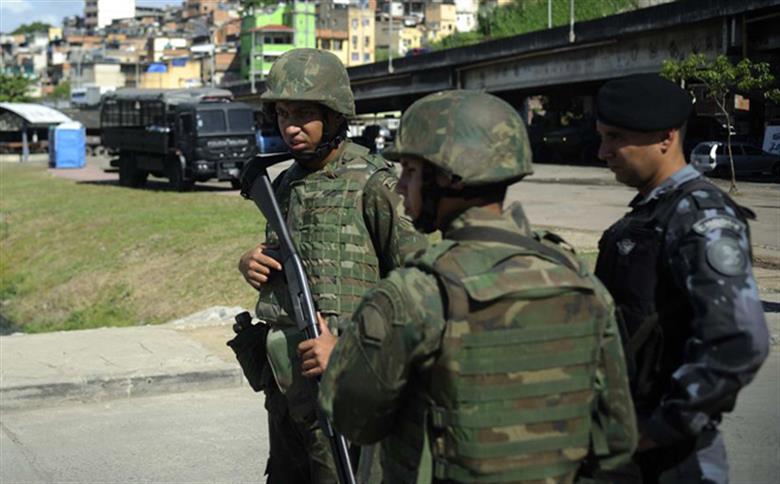 Militares do Exército trocam tiros com criminosos durante patrulhamento em favela
