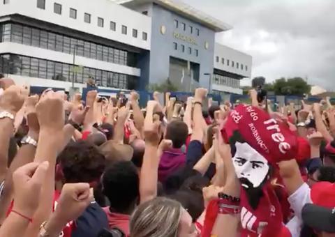 Após um ano na prisão, manifestantes vão às ruas pedir soltura de Lula