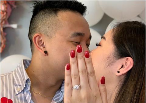 Noiva é pedida em casamento e usa mão da prima para tirar foto por não ter feito as unhas