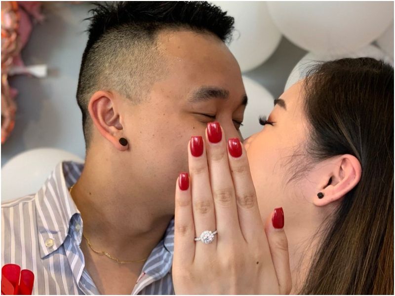 Noiva é pedida em casamento e usa mão da prima para tirar foto por não ter feito as unhas