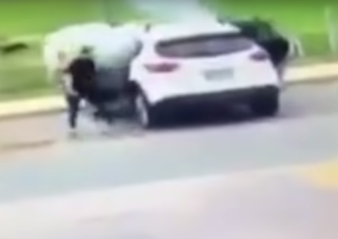 Mãe age rápido e salva bebês antes de carro pegar fogo