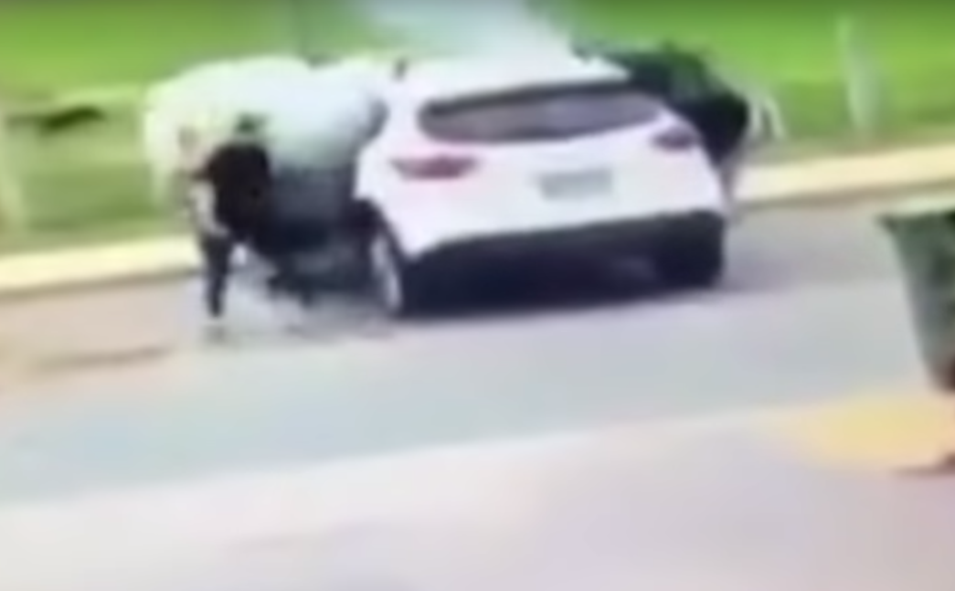 Mãe age rápido e salva bebês antes de carro pegar fogo