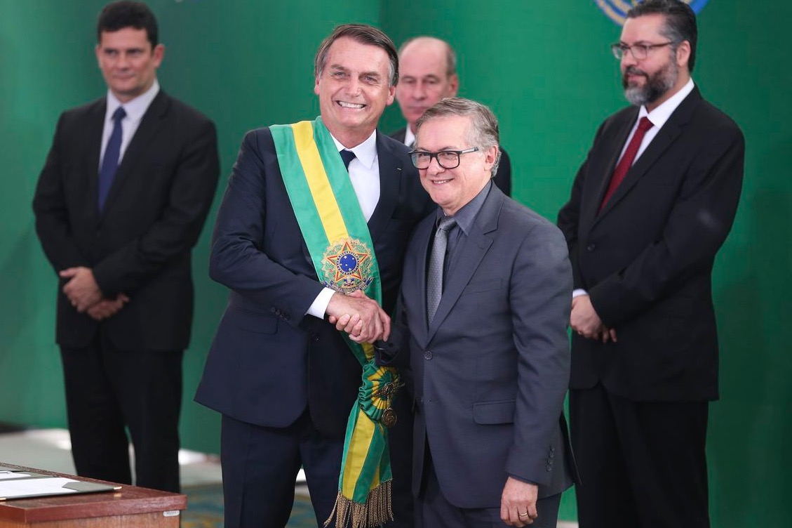 Bolsonaro diz que decidirá destino de Vélez nesta 2ª; tucano é cotado para MEC