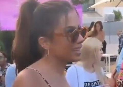 Anitta dá no olho de gringo que disse não a conhecer em sua própria coletiva