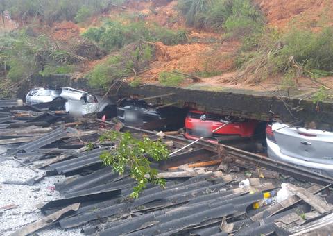 Muro de conjunto residencial cai em cima de mais de dez veículos estacionados 