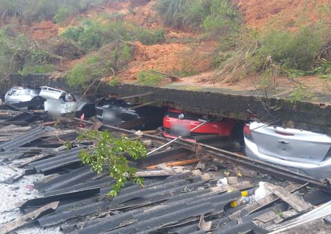 Muro de condomínio desaba sobre estacionamento e destrói 11 veículos 