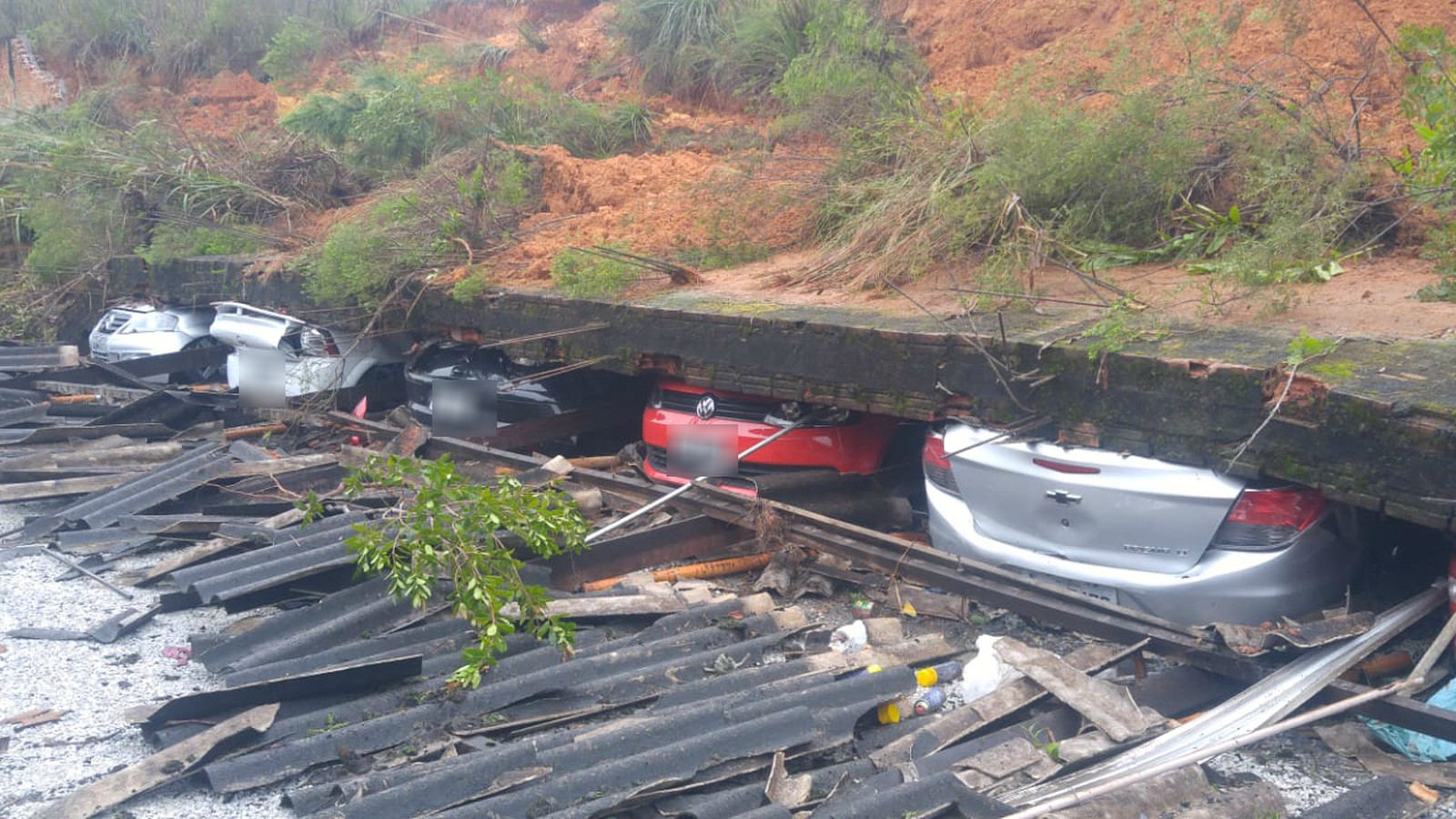 Muro de condomínio desaba sobre estacionamento e destrói 11 veículos 