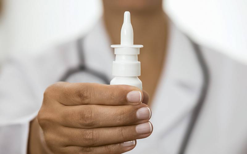 Médicos desenvolvem spray nasal que promete proteção contra meningite e gripe