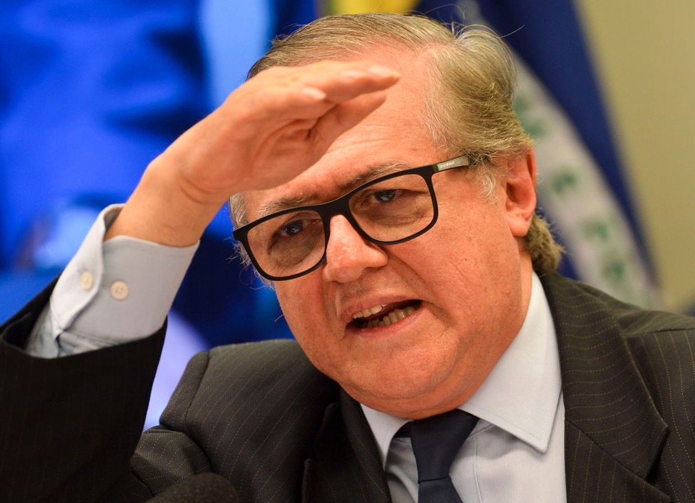 Bolsonaro anuncia demissão de Vélez e Abraham Weintraub como novo ministro da Educação