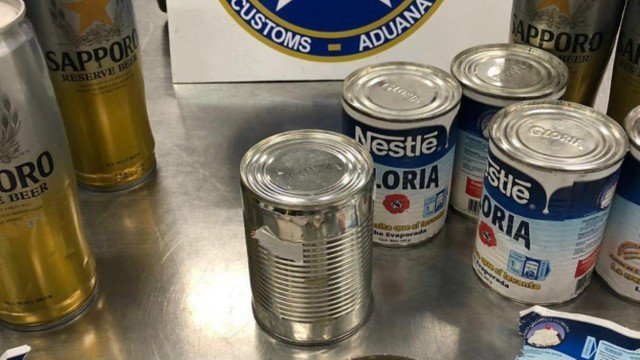 Com cocaína líquida escondida em latas de creme de leite, homem é preso em aeroporto
