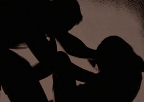 Mulher é torturada e tem cabeça raspada em público ao se recusar dançar com o marido 