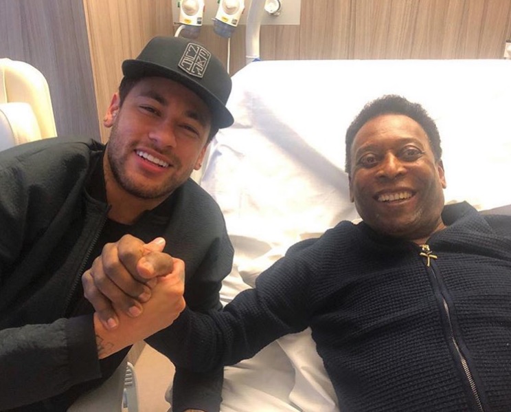 Neymar visita Pelé em hospital em Paris