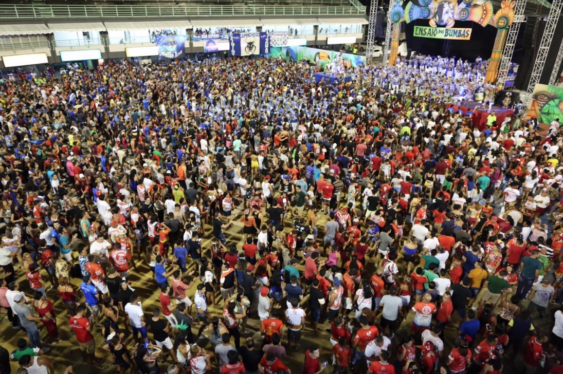 Festa no Sambódromo abre temporada dos Bumbás 