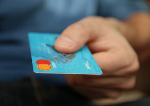 ‘Emprestar nome’ para terceiros pode render dívidas e dor de cabeça