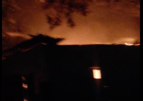 Moradores se desesperam após casa pegar fogo em Manaus