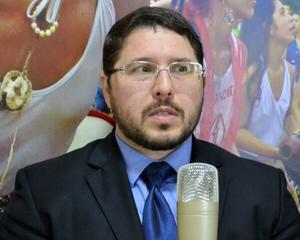 Carlos Almeida falha na explicação de contrato milionário 