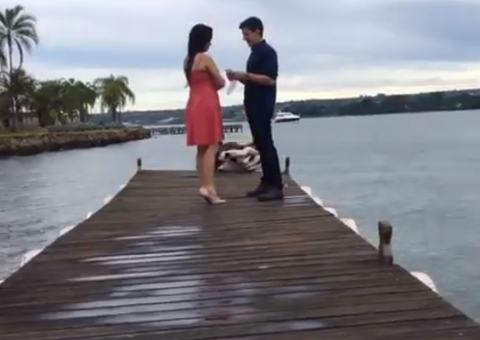 Vídeo mostra fotógrafa caindo em lago no meio de pedido de casamento