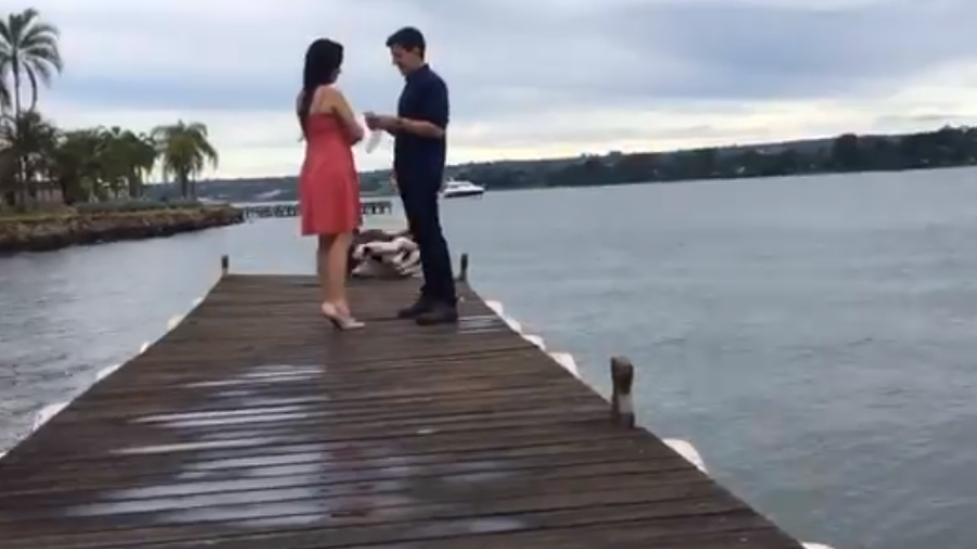 Vídeo mostra fotógrafa caindo em lago no meio de pedido de casamento