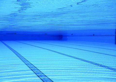 Mulher é presa após ver filho de 3 anos se afogando e não socorrê-lo