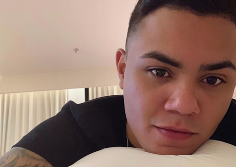 Internauta ofende filho recém-nascido de Felipe Araújo e cantor se revolta 