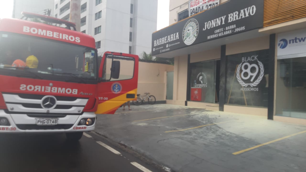Fogo em barbearia assusta populares em área nobre de Manaus