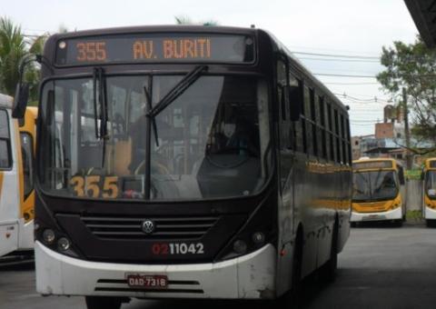 Com 'peixeiras', dupla invade ônibus e rouba cobrador e motorista em Manaus