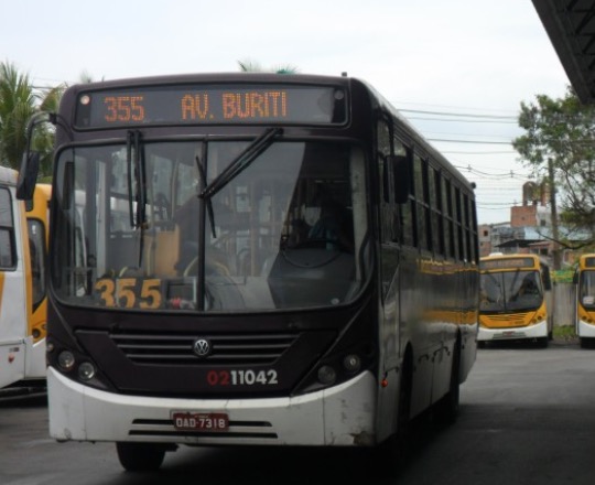 Com 'peixeiras', dupla invade ônibus e rouba cobrador e motorista em Manaus