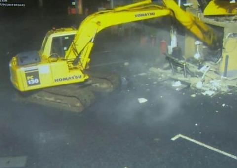 Ladrões usam escavadeira para arrancar e roubar caixa eletrônico