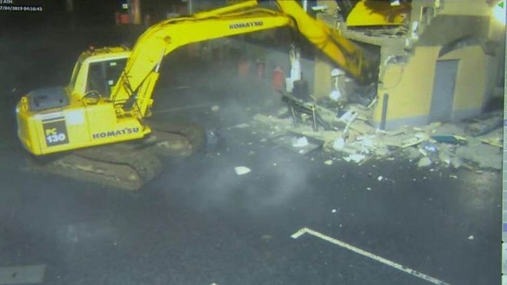 Ladrões usam escavadeira para arrancar e roubar caixa eletrônico