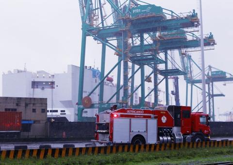 Caminhão desgovernado bate em navio atracado e causa incêndio