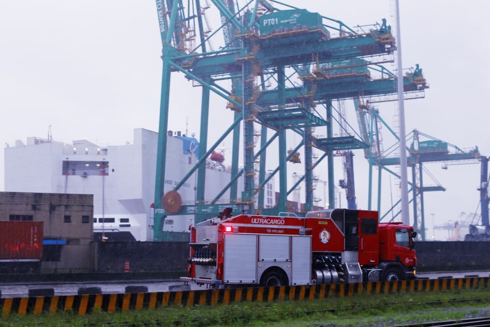 Caminhão desgovernado bate em navio atracado e causa incêndio