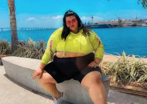 Dançarina de Anitta responde comentário gordofóbico de Danilo Gentili