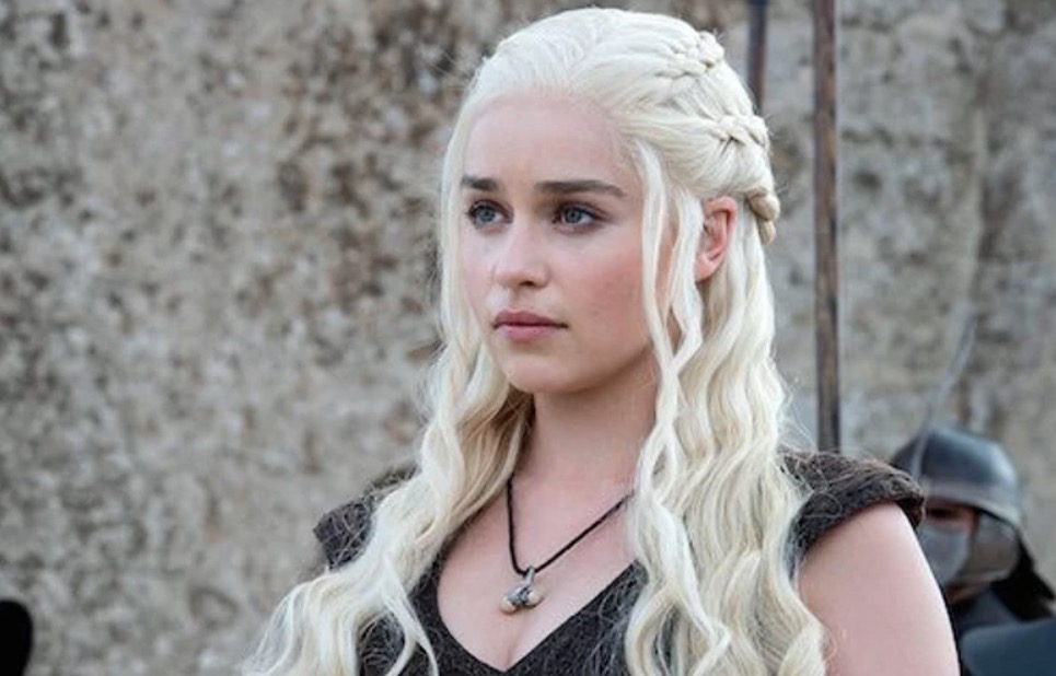 Emilia Clarke, de GOT, mostra fotos nunca antes vistas após quase morrer com 2 aneurismas cerebrais