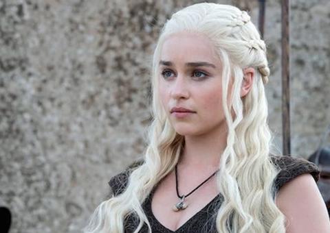 Emilia Clarke, de GOT, mostra fotos nunca antes vistas após quase morrer com 2 aneurismas cerebrais