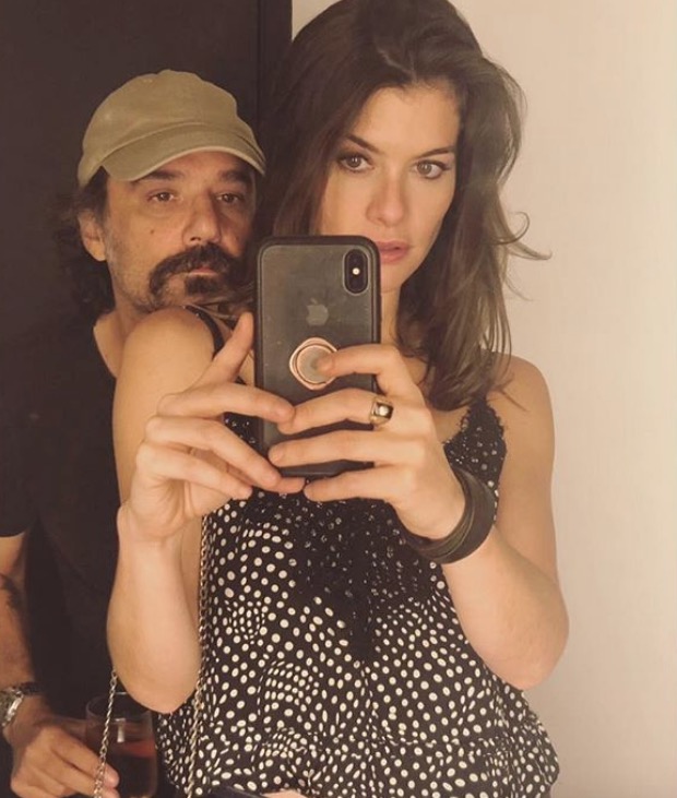 Marido de Alinne Moraes rebate internauta após ser chamado de feio