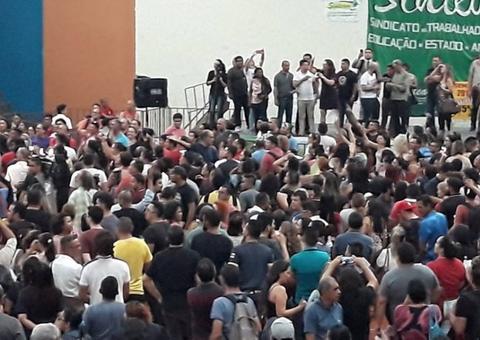 Em Manaus, greve dos professores foi aprovada em assembléia com 8 mil pessoas