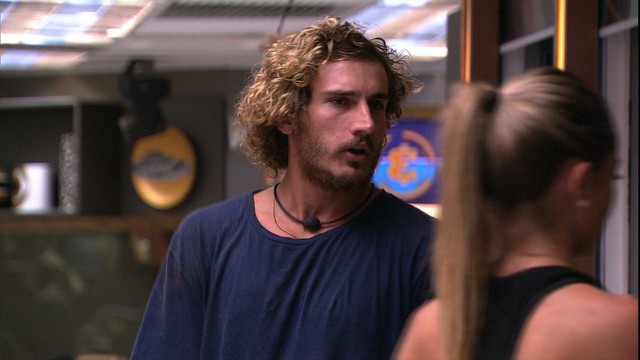 BBB19: No Paredão outra vez, Paula reclama e rebate com Alan; 'Que raiva'