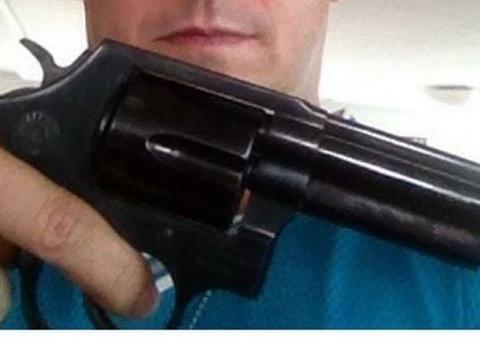 Professor posta foto com arma em rede social e é preso 