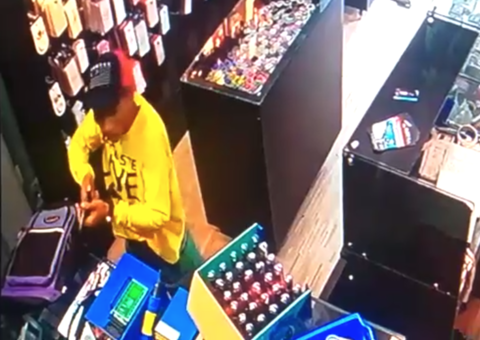 Vídeo: Assaltantes roubam mais de R$ 20 mil em celulares de loja em Manaus