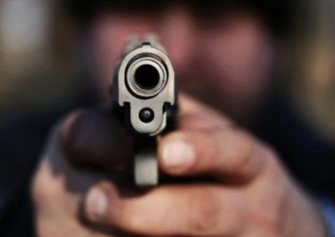 Mulher é assassinada com mais de 10 tiros na frente da família em Manaus