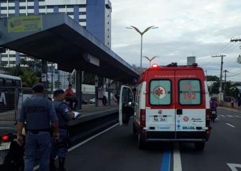 Mulher é atropelada ao tentar atravessar avenida perto de passarela em Manaus