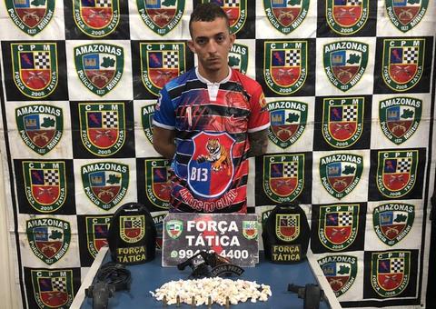 Com arma e 2 tornozeleiras, suposto pistoleiro de facção é preso em Manaus