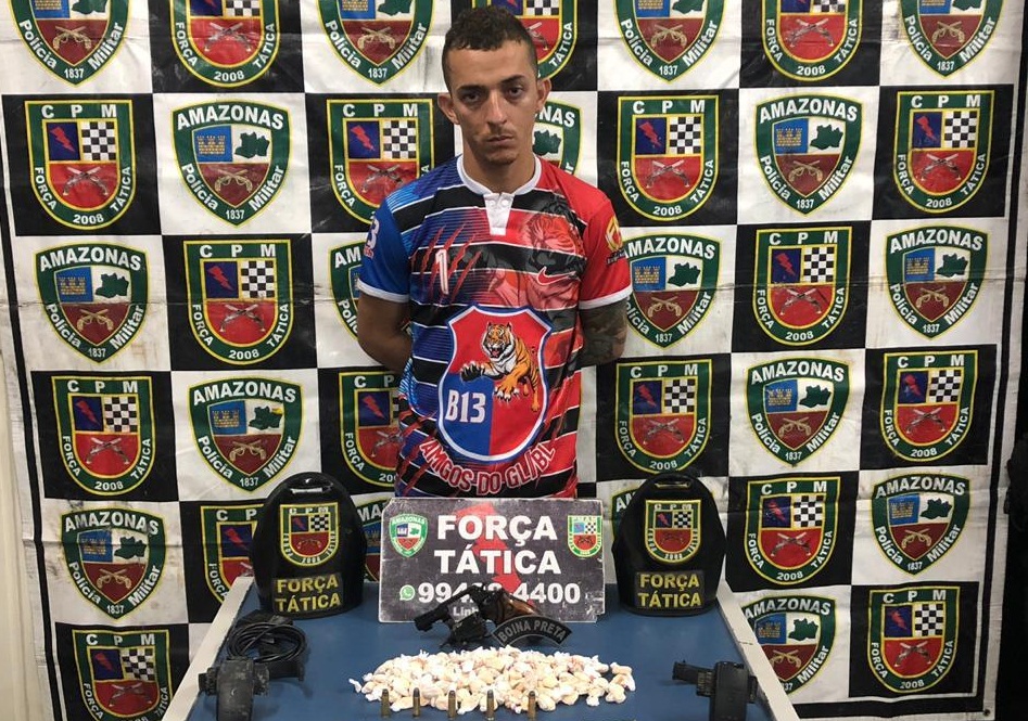 Com arma e 2 tornozeleiras, suposto pistoleiro de facção é preso em Manaus