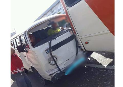 Kombi perde direção e atinge traseira de ônibus em avenida de Manaus