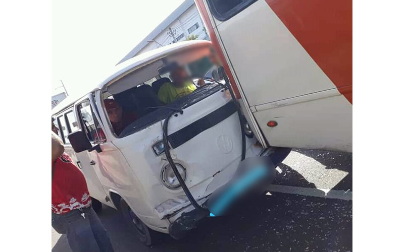 Kombi perde direção e atinge traseira de ônibus em avenida de Manaus