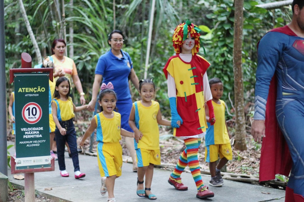 Prefeitura e empresa do PIM promovem Caminhada Ecológica com crianças do Lar Janell Doyle