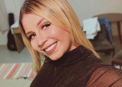 Marília Mendonça posa com decotão após colocar silicone