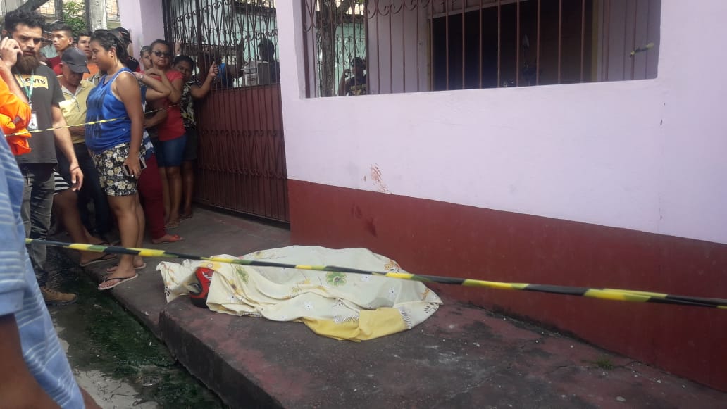 Após deixar filha na escola, mãe morre baleada durante assalto em Manaus
