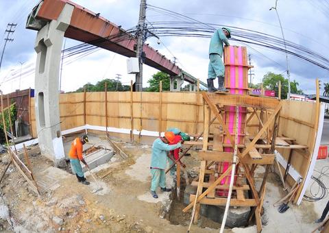 Prefeitura inicia recuperação estrutural de passarela na avenida Torquato Tapajós